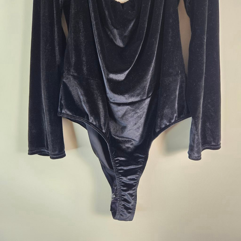 Women's PRETTYLITTLETHING Plus Black Velvet Bardot Wrap Bodysuit 18 - Picture 13 of 14